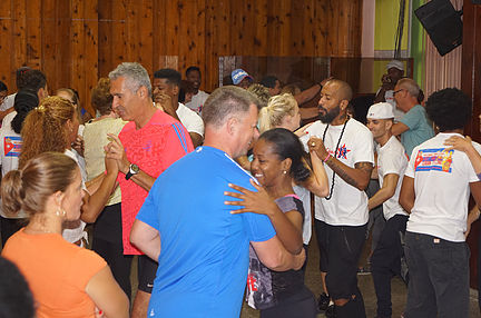 Danser i salen til salsa camp